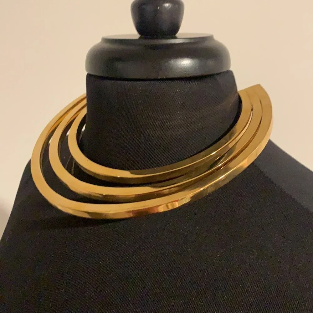 Gold Cutout Collar Necklace - Picture 3 of 8